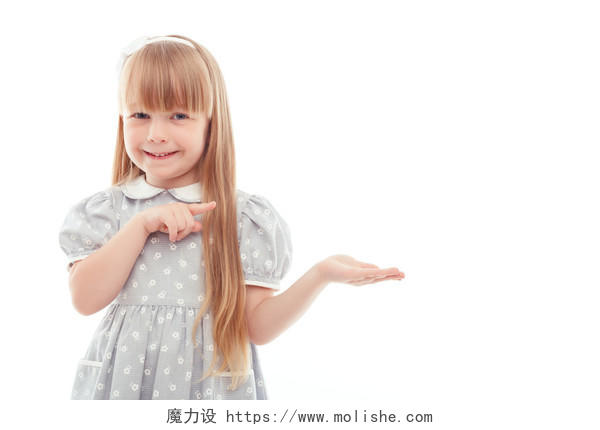 一个个外国女孩在摆着手势女生头发长头发美女微笑的小女孩